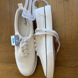 NWT Molly Volcanized Sneakers Universal Thread White